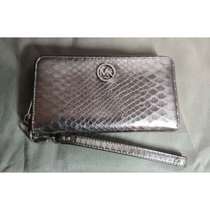 Michael Kors Multifunction Silver Wallet